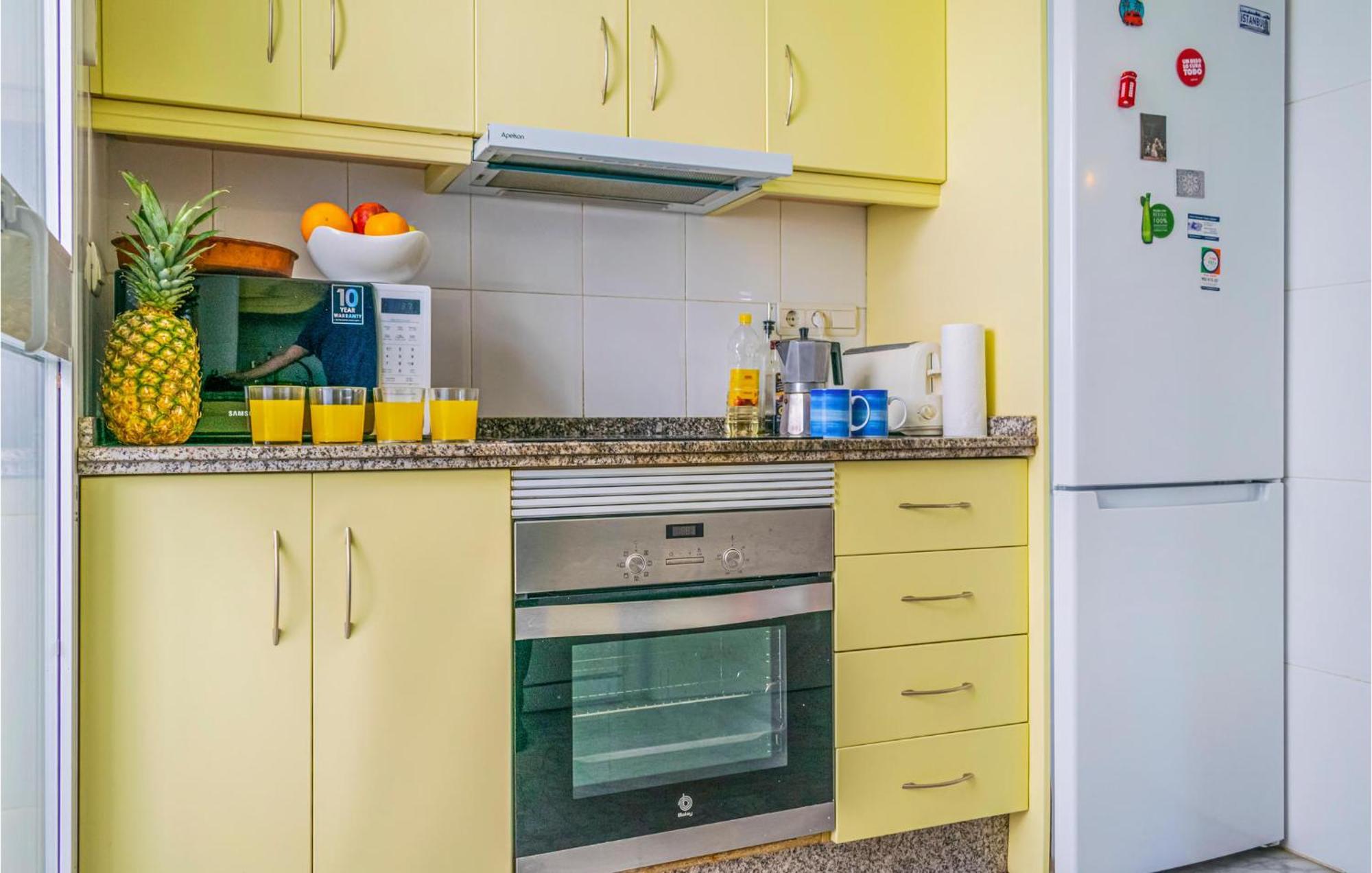 Lovely Apartment In Marbella With Kitchenette Bagian luar foto