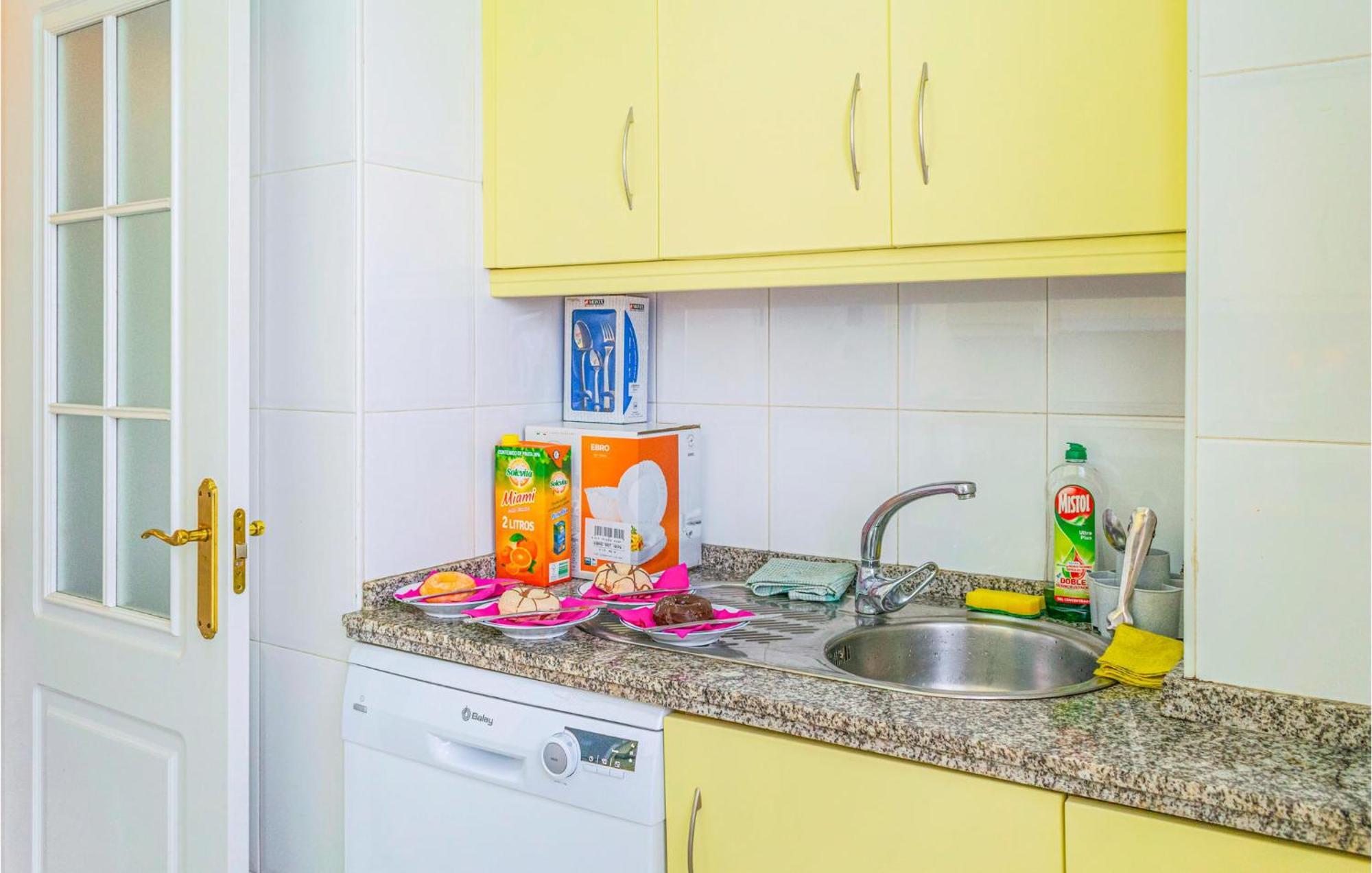 Lovely Apartment In Marbella With Kitchenette Bagian luar foto