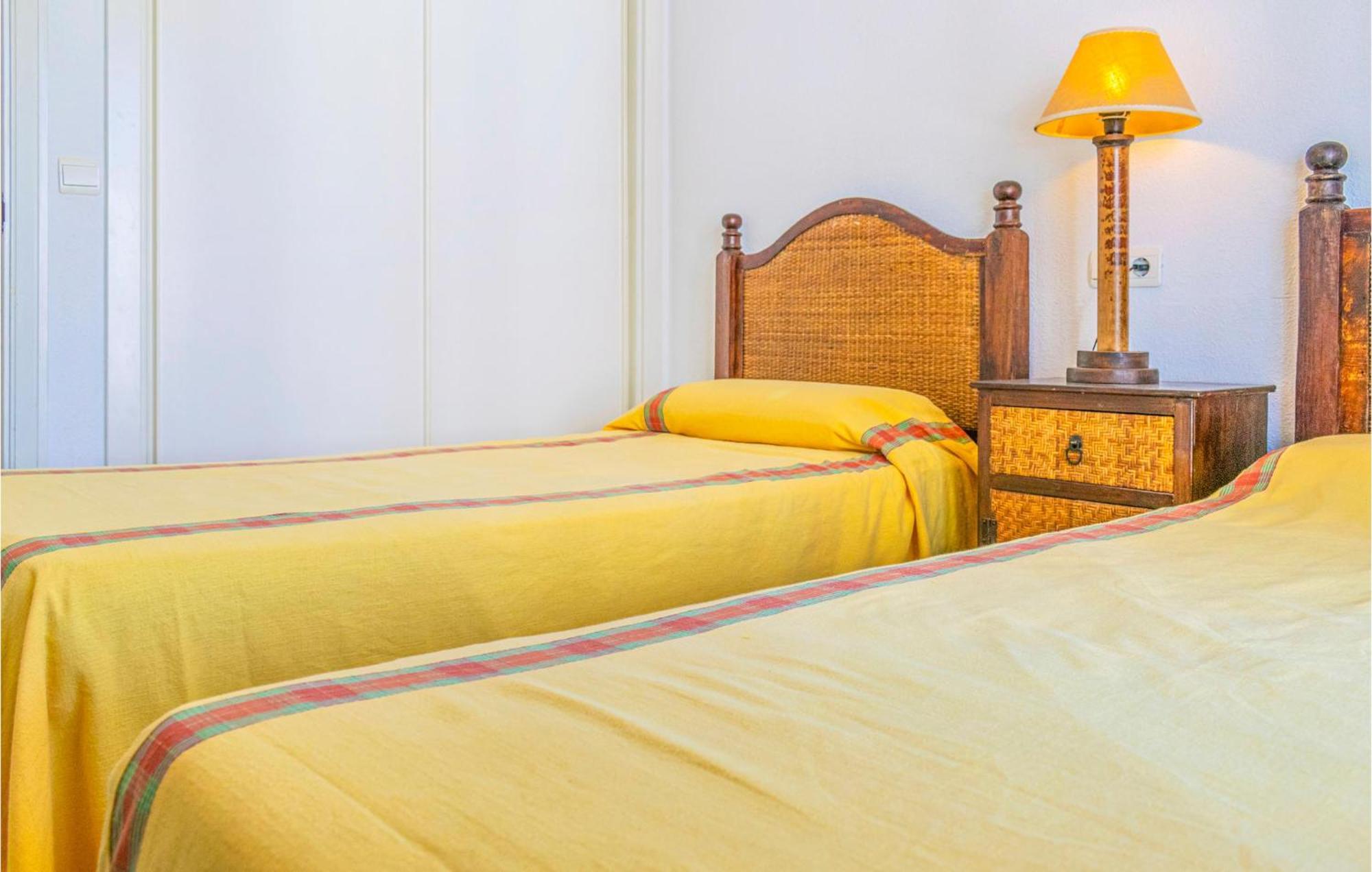 Lovely Apartment In Marbella With Kitchenette Bagian luar foto