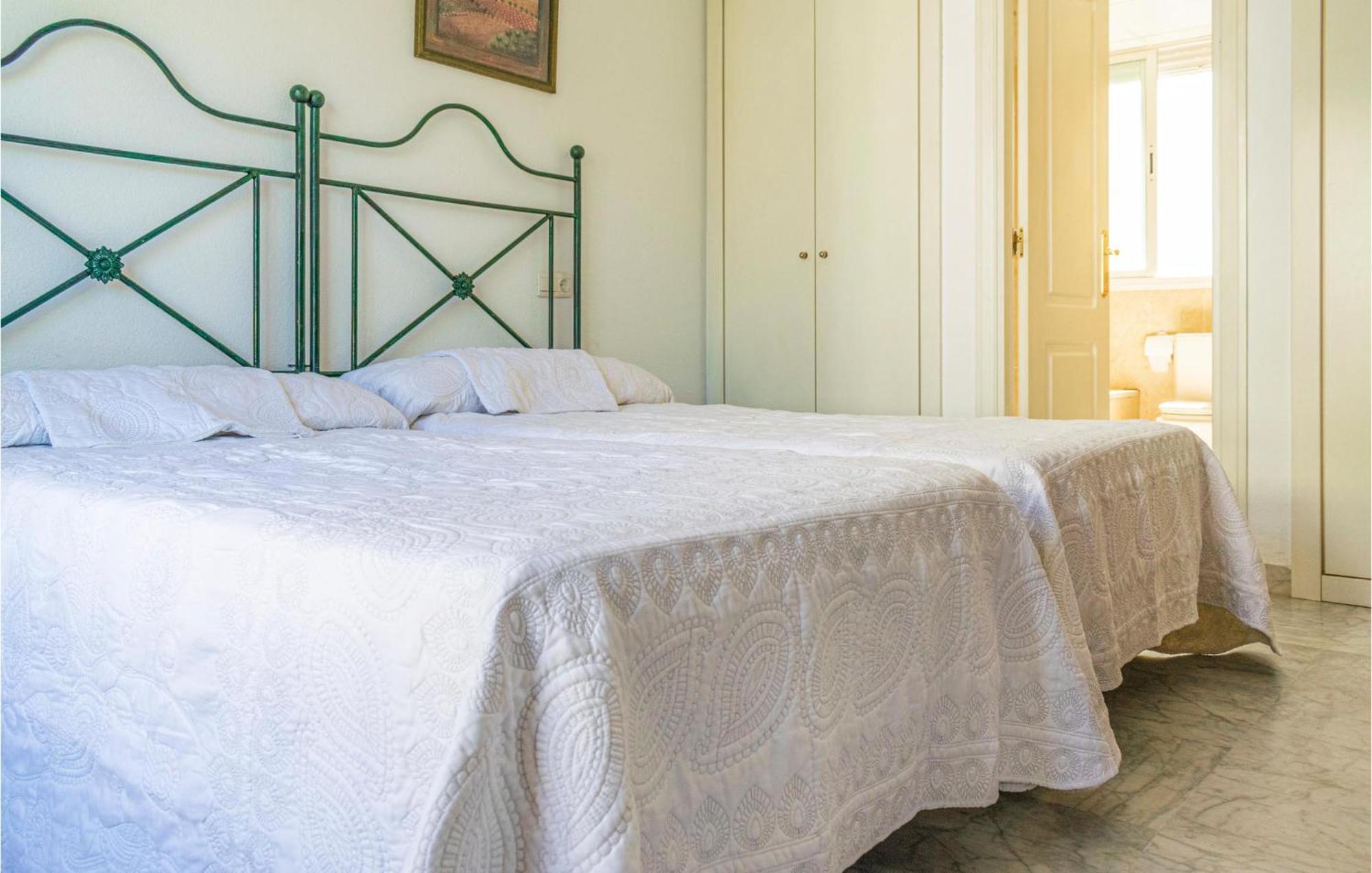 Lovely Apartment In Marbella With Kitchenette Bagian luar foto
